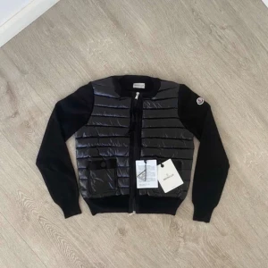 Moncler cardigan dam  - Självklart äkta 🫶🏻 kvitto finns . Jackan pendlar mellan storlek s och xs. Skicket är som ny och tillbehöret på tredje bilden följs med 