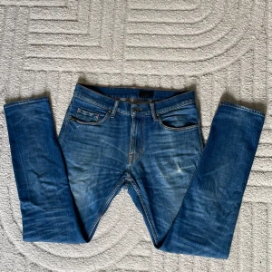 Tiger Of Sweden Jeans  - Tiger of Sweden jeans i modellen pistolero💯| skick 6/10⭐️| storlek 30/32📏| modellen på bilden är ca 180 cm/60 kg | pris 400💰(diskuterbart) Hör av er vid minsta fundering! ☺️