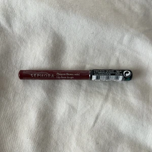Sephora läppenna Deep Brown mini - Snygg mini-läppenna från Sephora i färgen Deep Brown. Helt oanvänd