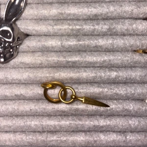 Chaos queen guld - Hej jag säljer ett av mina favvo örhänge från marianilsdotter då jag tappat bort den översta ringen🥹❤️ går att köpa eller göra den översta ringen men säljer lite billigare så kostanden efter ringen fortfarande blir billigare än ett nytt från MN!🥰Knallt använd har verkligen bara haft på mig denna max 5 ggr!