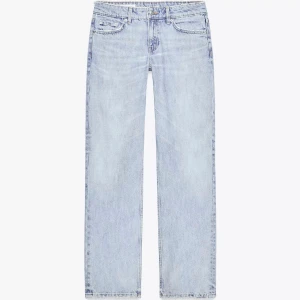 Ljusblå raka jeans - Jätte snygga zara jeans, aldrig använda o det är storlek 36. Perfekta i längden för mig som är 172cm