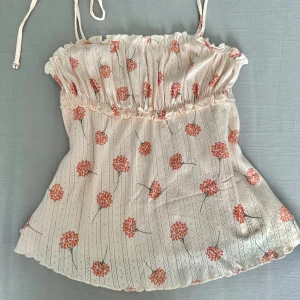 Blommig linnetopp  - Knitted coquette babydoll top with shoulder ties and a cute little bow. Fits sizes S and XS.  ‏Kolla gärna på mina andra mina andra annonser 