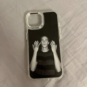 Drew starkey skal  - Ett mobil skal för iPhone 13 med Drew Starkey på. Der är lite böjt med det sitter normalt på mobilen 