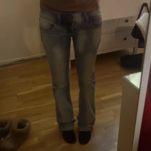 Ljusblå bootcut jeans - Säljer ett par ljusblå jeans. Jeansen har bootcut-ben och är tillverkade i mjukt denimtyg. Skulle säga att de är storlek 38 men de är stretchiga.
