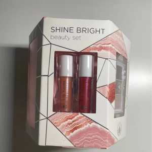 Shine Bright beauty set  - Från depend cosmetics.  Innehåller: 2 läppglans 2 ögonskugga paletter  1 mascara 1 duo highlighter och blush 1 eyeliner penna 1 liquid eyeliner  Perfekt gåvoset att ge i present!
