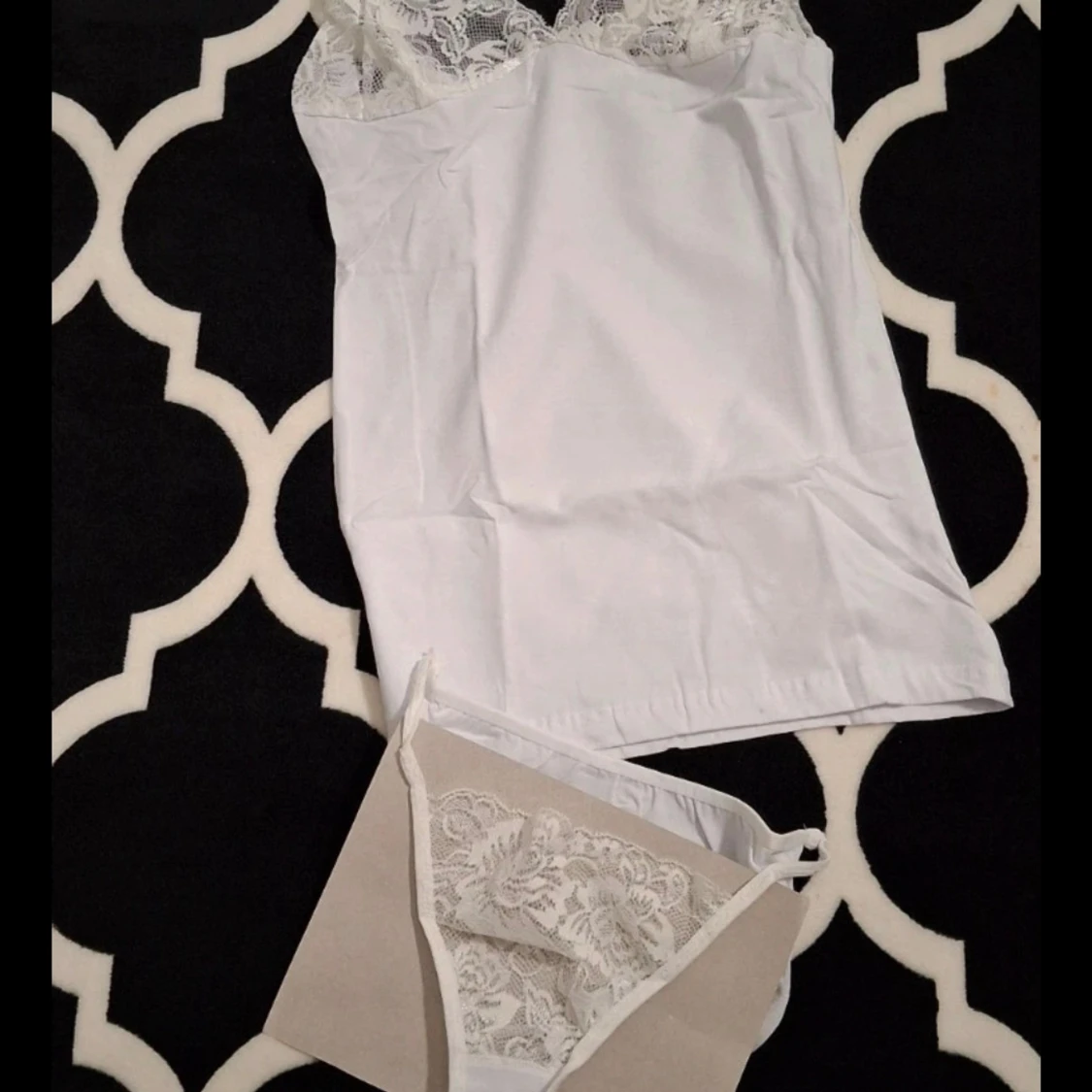 Vit linnetopp med spetsdetaljer 38-40