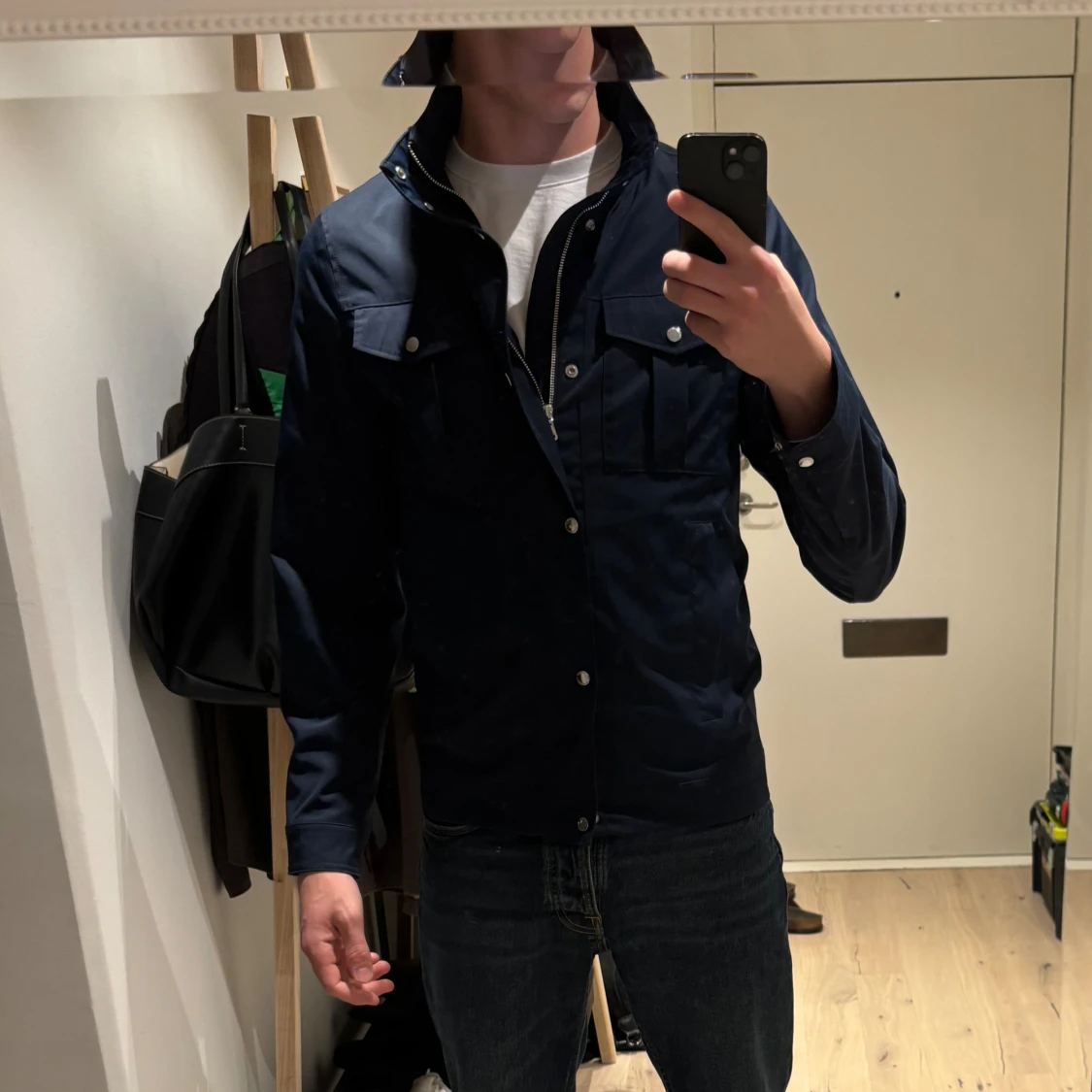 Mörkblå field jacket från J.Lindeberg
