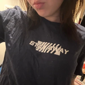 Mörkblå t-shirt med tryck  - Mörkblå t-shirt med vit tryck på bröstet där det står 'STAY AWAY'. (Katt finns i hemmet men allt rollas och tvättas innan det skickas)🌻
