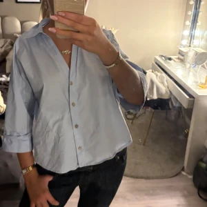 Ljusblå skjorta ifrån zara - Jätte fin skjorta ifrån zara inga tecken på användning🩷