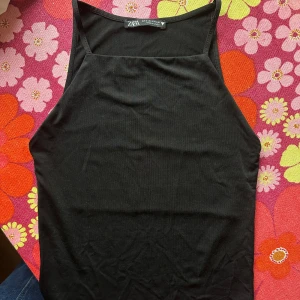 Topp från Zara - Svart topp från Zara i skönt material.