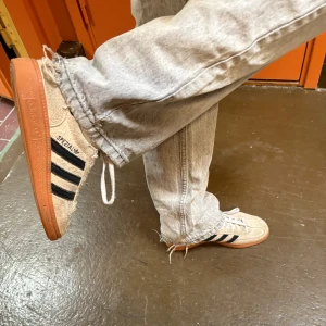 Adidas Spezial Skor  - Hej, Säljer mina väldigt snygga adidas spezial då jag inte kan gå i dem längre pga knäproblem. Dem är i färgen beige och storlek 38 2/3. Köpta i april detta året men har tyvärr inte orginal boxen kvar. Orginal pris var 1300 kr men jag säljer för 800. Pris går att diskutera och hör av er vid intresse eller för fler bilder. 