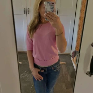 Ljusrosa kortärmad tröja - Säljer en ljusrosa tröja med korta ärmar och rund hals. Tröjan har en mjuk och enkel design med ribbad kant nedtill. Perfekt för dig som gillar en clean och fräsch look till jeans💕