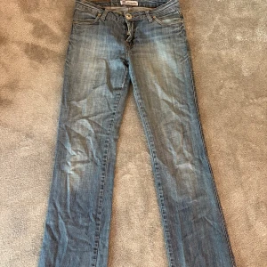 Lågmidjade bootcut jeans - Så sjukt snygga och sköna jeans! Perfekta till hösten💕🍂 Det går bra att använda köp nu!