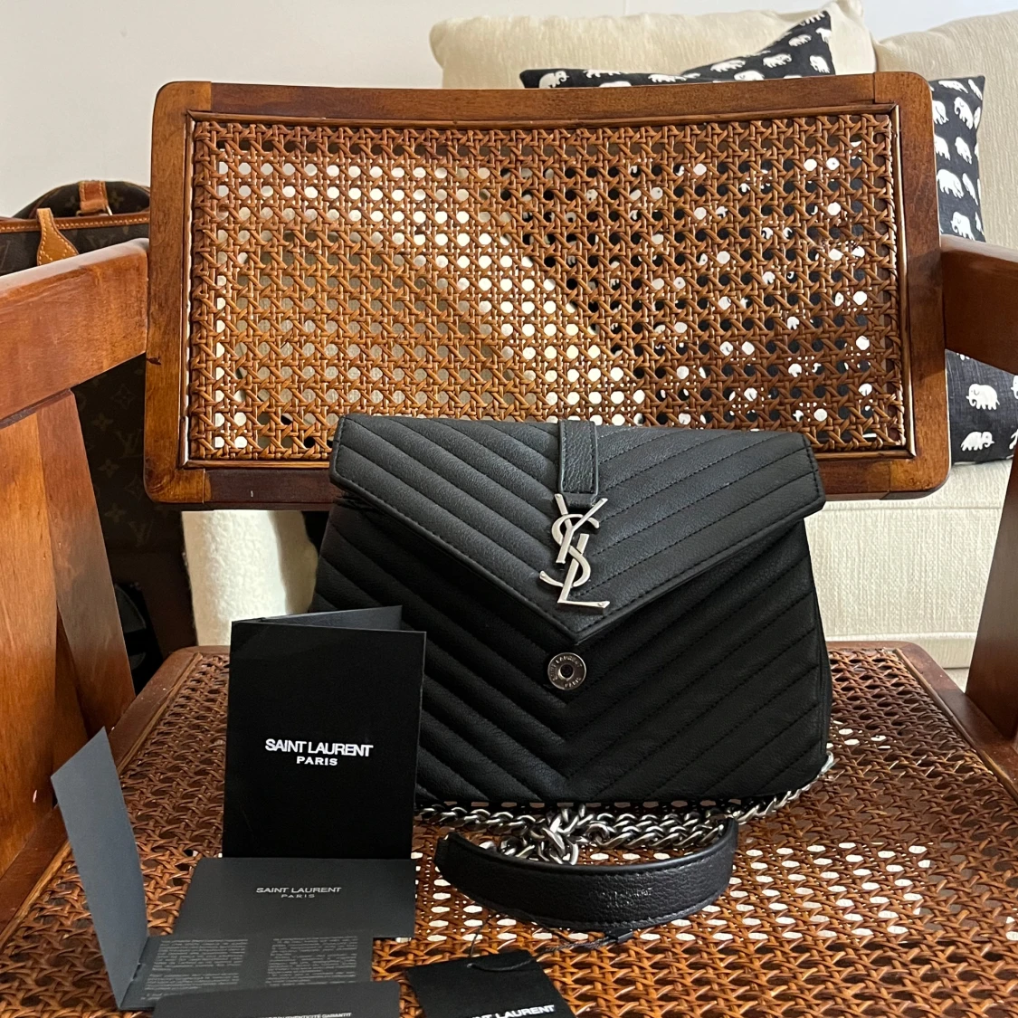 Svart quiltad axelväska från Saint Laurent YSL