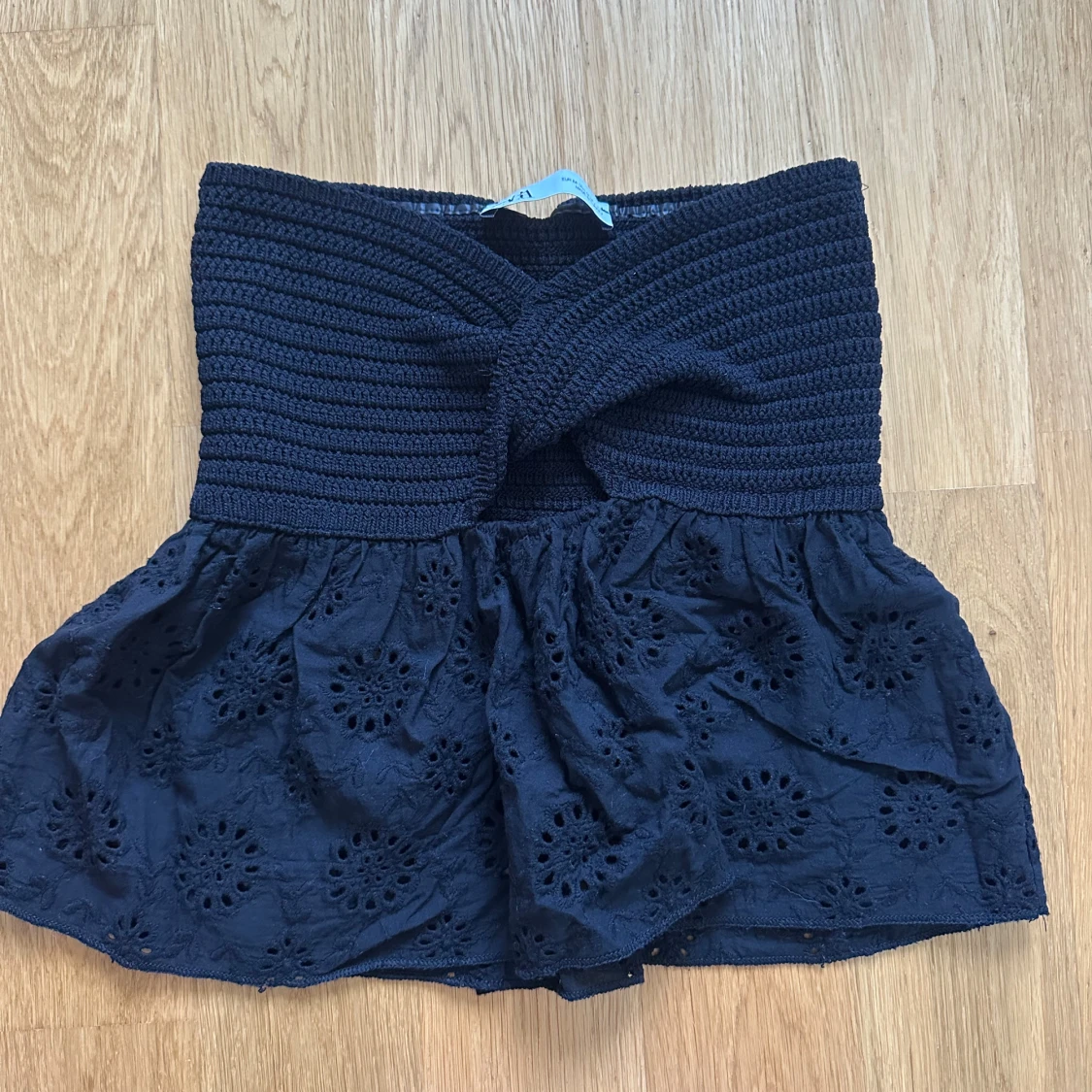 Svart söt topp från Zara med broderi