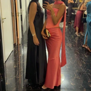 Rosa två-delat set med scarf 🩷 - Två-delat set med scarf från Babyboo. Insydd S till XS. Ingen stretch. Dragkedja på korsett toppen och kjolen. 