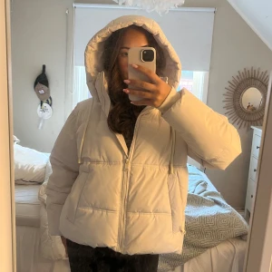 Vit vinterjacka - Supermysig dunjacka 🧸bara använd ett fåtal gånger! Säljer då den inte kommer till användning🤍den är krämvit och inte kritvit