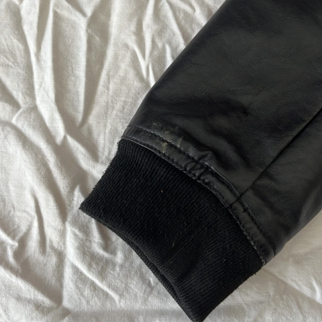 Svart jacka i skinnimitation  med grå huva H&M - 4