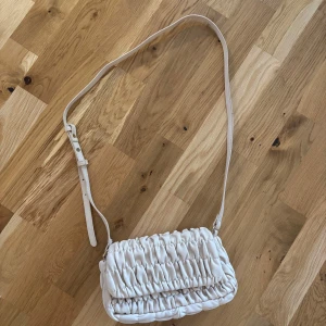 Väska Mango  - Knappt använd. Jättebra skick.