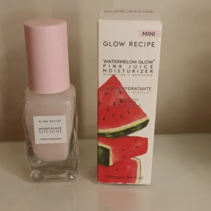Glow Recipe Watermelon moistizer  - Glow Recipe Watermelon Glow Pink Juice Moisturizer i ministorlek, 25 ml. Kommer i en söt glasflaska med ljusrosa pump och lock. Lätt rosa gelkräm som återfuktar och ger glow, med doft av vattenmelon. På sista bilden ser man ungefär hur mycket som är kvar.