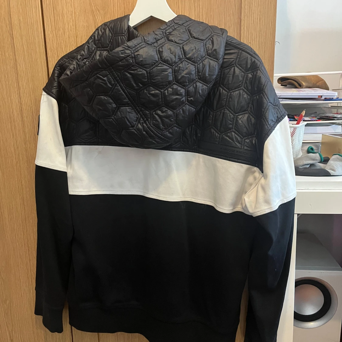 Svartvit hoodie från Moose Knuckles - 1