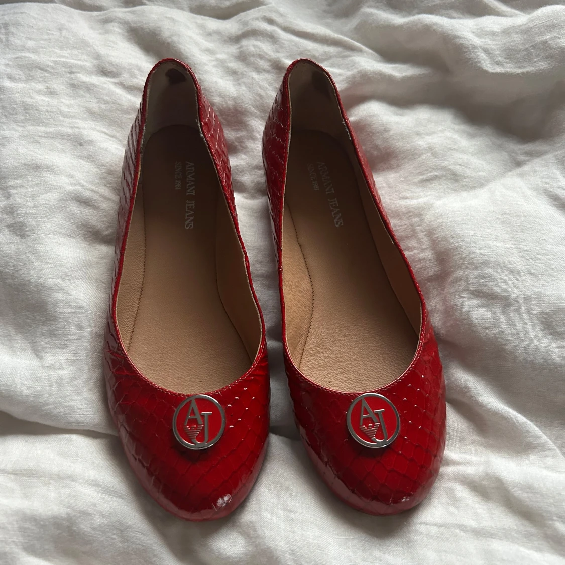 Röda ballerinaskor Armani Jeans
