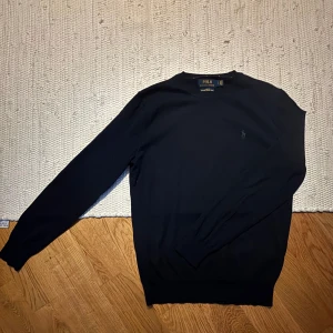 Ralph Lauren tröja mörkblå S - Small mörkblå ralph lauren tröja i gott skick
