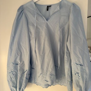 Ljusblå blus Vero Moda - Supersöt ljusblå blus från Vero Moda med broderade blommor längs ärmslut och nederkant. Blusen har aldrig kommit till användning❤️ storlek xs men är stor i storleken så passar mig som vanligtvis bär s. Nypris 399