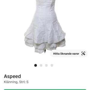 Vit kort klänning från Aspeed - Supersöt vit klänning från Aspeed i kort modell med volangig kjol och axelbandslös design. Klänningen har en figurnära passform upptill och ett fluffigt, lager-på-lager utseende nedtill. Perfekt för dig som vill ha en romantisk och fräsch look.