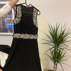 Svart långklänning med paljetter - Klänningen är ny och inte använt🩷