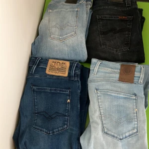 Tre Replay ett Nudie - Fyra olika jeans 3 Replay Mörkblå- 32 34 Blå 30 32 ljusblå 28 32 Nudie 30 32