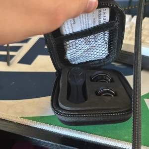 3-i-1 fish eye lens - Praktiskt 3-i-1 mobilobjektiv kit i skyddande fodral. Innehåller två linser och ett klämfäste, perfekt för att förbättra mobilfotografering. Allt i gott skick, inga synliga repor eller skador på linserna. Smidig att ta med överallt.