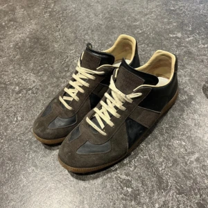 Bruna Maison Margiela gats - Snygga bruna maison margiela gats i storlek 44. Väldigt bra skick förutom lite slitning i hälen. Om du har någon fundering är det bara att fråga 