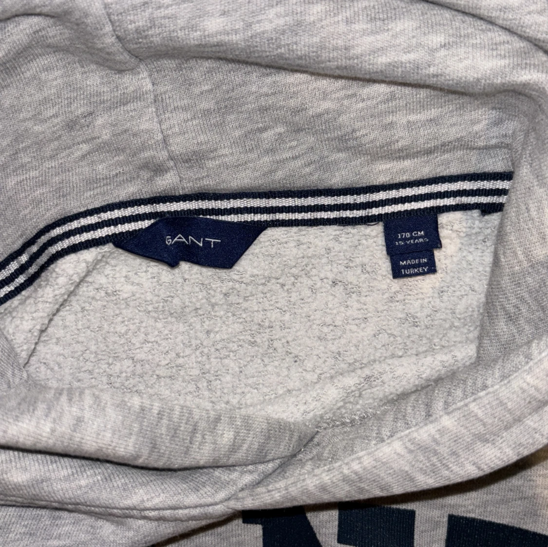 Grå hoodie från GANT  - 2