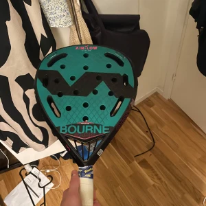 Varlion Bourne Prisma Radio Airflow - Varlion Bourne Prisma Radio Airflow padelracket i mycket gott skick. Modern design med hålmönster för optimal luftflöde och kontroll. Perfekt för både avancerade och medelspelare som söker kraft och precision. Ny pris 6000