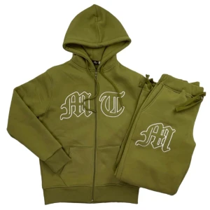 Söker!Olivgröna mjukisbyxor med tryck - Söker denna tracksuit i storlek s eller m byxorna och hoodien kan vara olika storlekar skriv ditt pris!