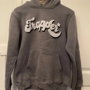 Trapper hoodie Grå - Säljer nu en Grå trapper hoodie i storlek S, Mycket bra skick 8,5/10. Perfekt nu till hösten🍁. PM vid frågor eller funderingar 🤝