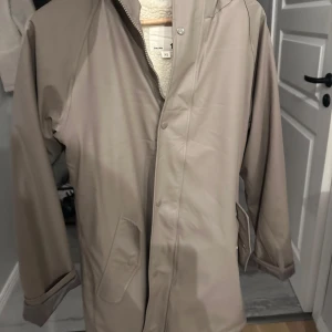 Beige regnjacka  lager 157 - Foder i. Inte använts många gånger
