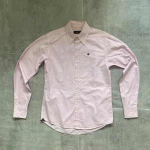 Rosa Morris skjorta  - Jag Säljer en fet skjorta från Morris | skicket på tröjan är bra 8/10 | storlek M | ny pris 1500: mitt pris är 349 | skriv vid frågor och funderingar       