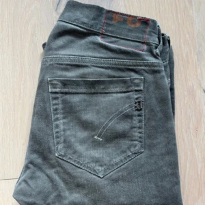 Dondup George  - Säljer nu dessa feta Dondup George i färgen grå, storlek 31, riktigt dunder skick, hör av er vid frågor!