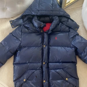 Ralph lauren jacka - En svårslagen polo jacka nu till hösten/vintern. Skicket är exakt som nytt bara en liten skavank vid vänstra fickan men som är lagad av Repair patches som är en jättebra tejp för jackor