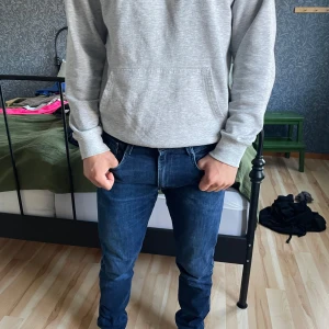 Replay Anbass jeans i mörkblå denim - Säljer ett par Replay Anbass jeans. Jeansen är mycket bra skick men har ett litet hål man knappt ser, därför ett billigt pris.