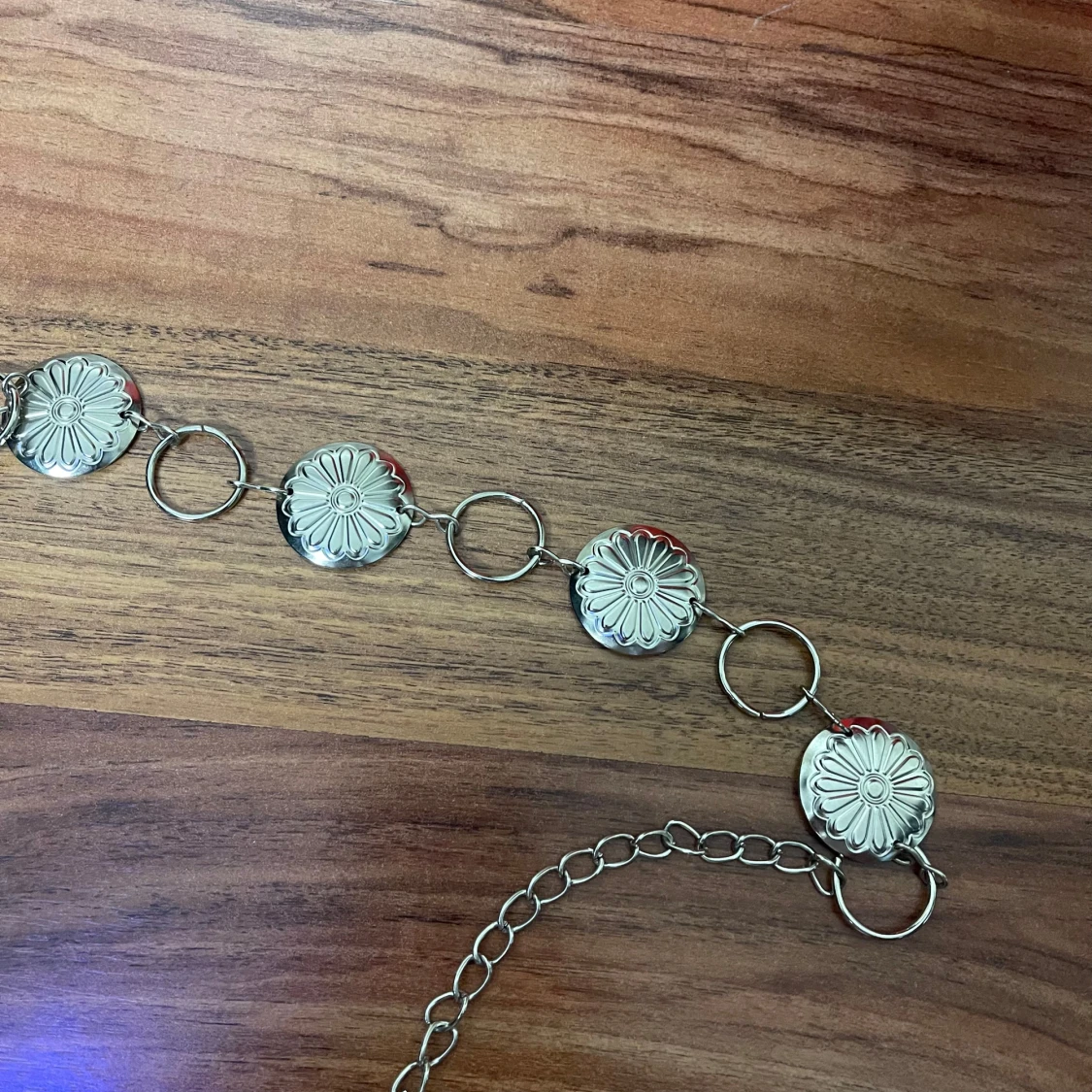 Silvrigt kedjebälte med blommor - 2