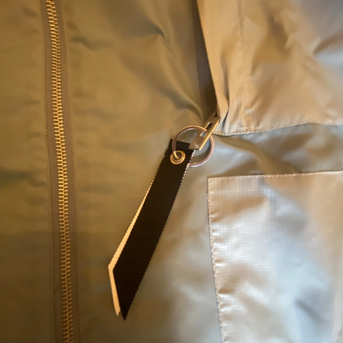 Ljusgrå bomberjacka med detaljer - 2