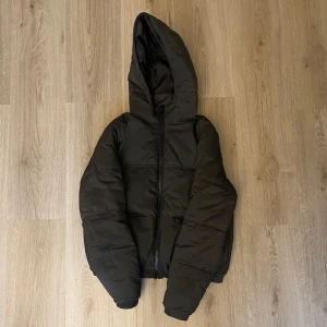 Pufferjacka från H&M - Säljer en svart/mörkgrå pufferjacka från H&M Divided i storlek XS. Jackan har huva, dragkedja framtill och två fickor. Perfekt för hösten och vintern! Skriv gärna om du har frågor och läs helst min bio innan du köper💗