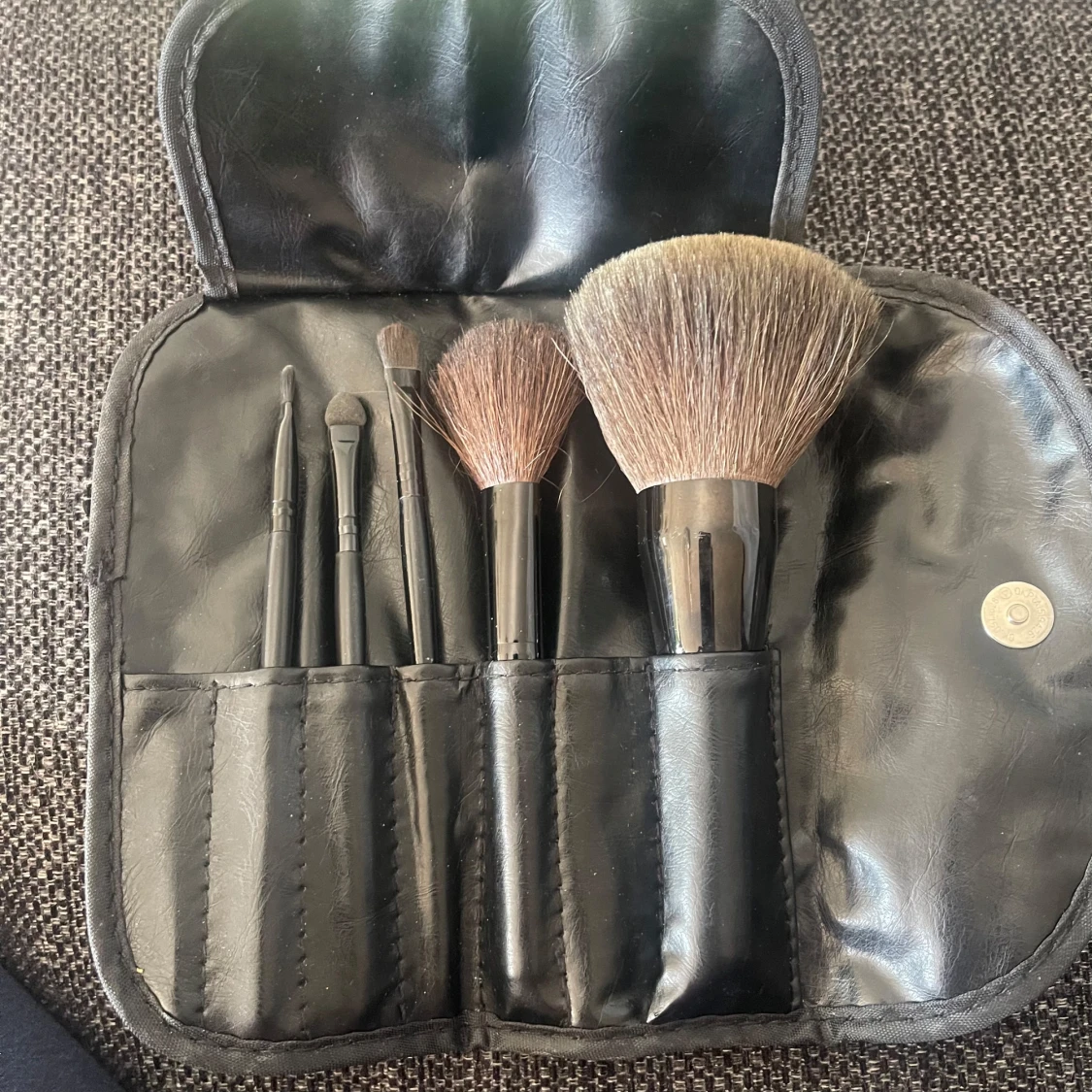 MAC sminkborstar i svart fodral - 2