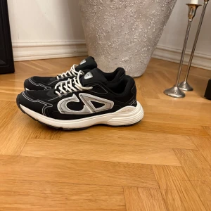 Svart vita skor  - Säljer b30 i storlek 44. Använt d till en konsert. Nu vill jag inte ha dem. Inget fel med det. Box kan man köp