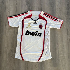 AC Milan Kaka 22 bortatröja Adidas S - AC Milan bortatröja från Adidas med Kaka och nummer 22 på ryggen. Tröjan är vit med röda och svarta detaljer, klubbmärke och Champions League-brodyr på bröstet. Tillverkad i lätt och ventilerande polyester, klassisk passform och korta ärmar.                     •Endast använd en gång 