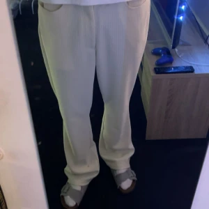 Plisserade byxor  - Byxor från Fashionnova, oanvända!