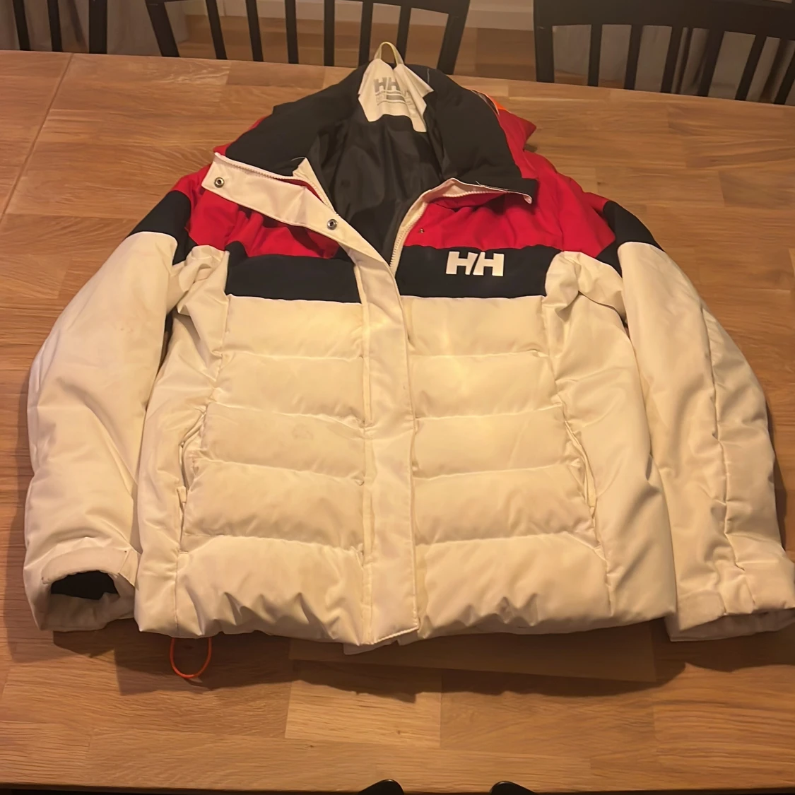 Vit och röd pufferjacka Helly Hansen